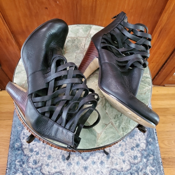 DV - Dolce Vita - Mesh Cut-Out Ankle Boots, size 7 - Picture 2 of 5